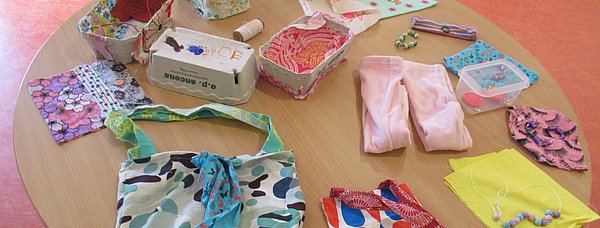 Ausstellung der Werke der Kinder bei der Vernissage.