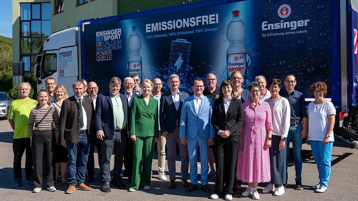 Umweltministerin Thekla Walker mit verschiedenen Personen beim Gruppenfoto vor dem Ensinger LKW.