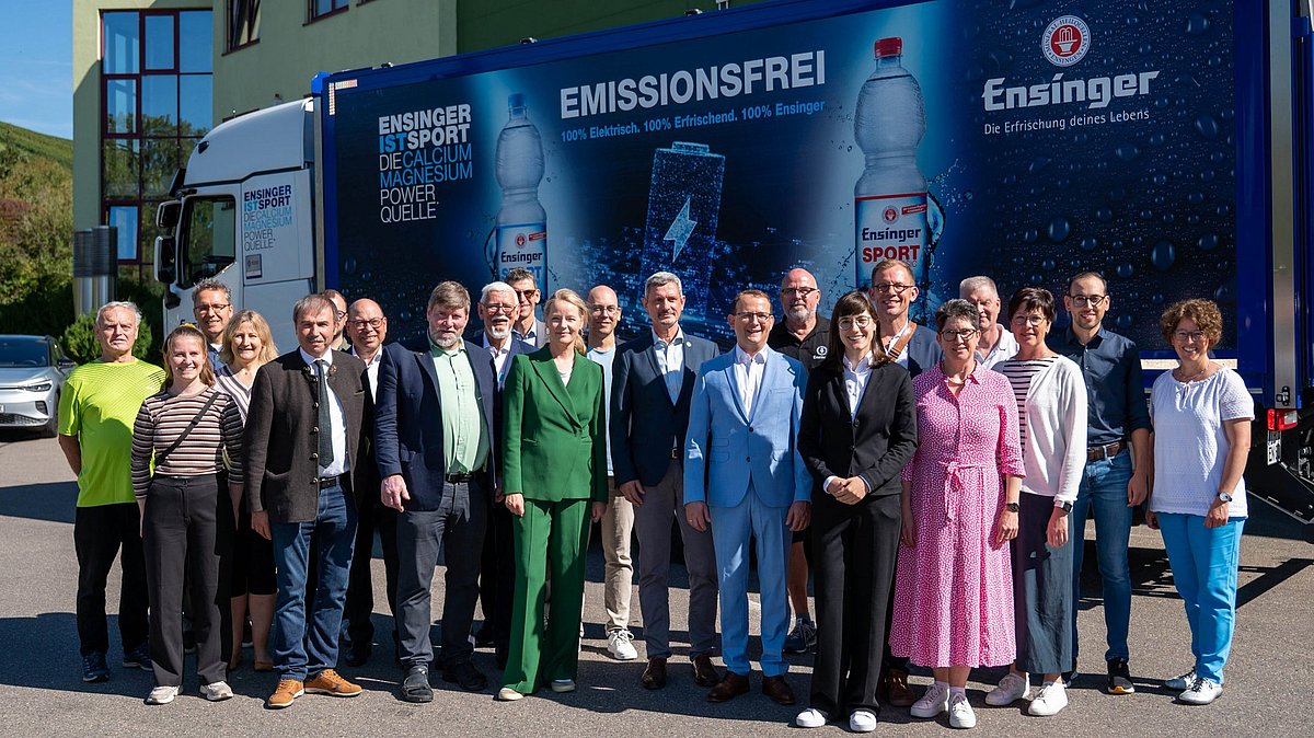 Umweltministerin Thekla Walker mit verschiedenen Personen beim Gruppenfoto vor dem Ensinger LKW.