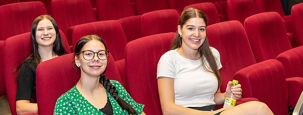 Schülerinnen bei der Theaterprobe