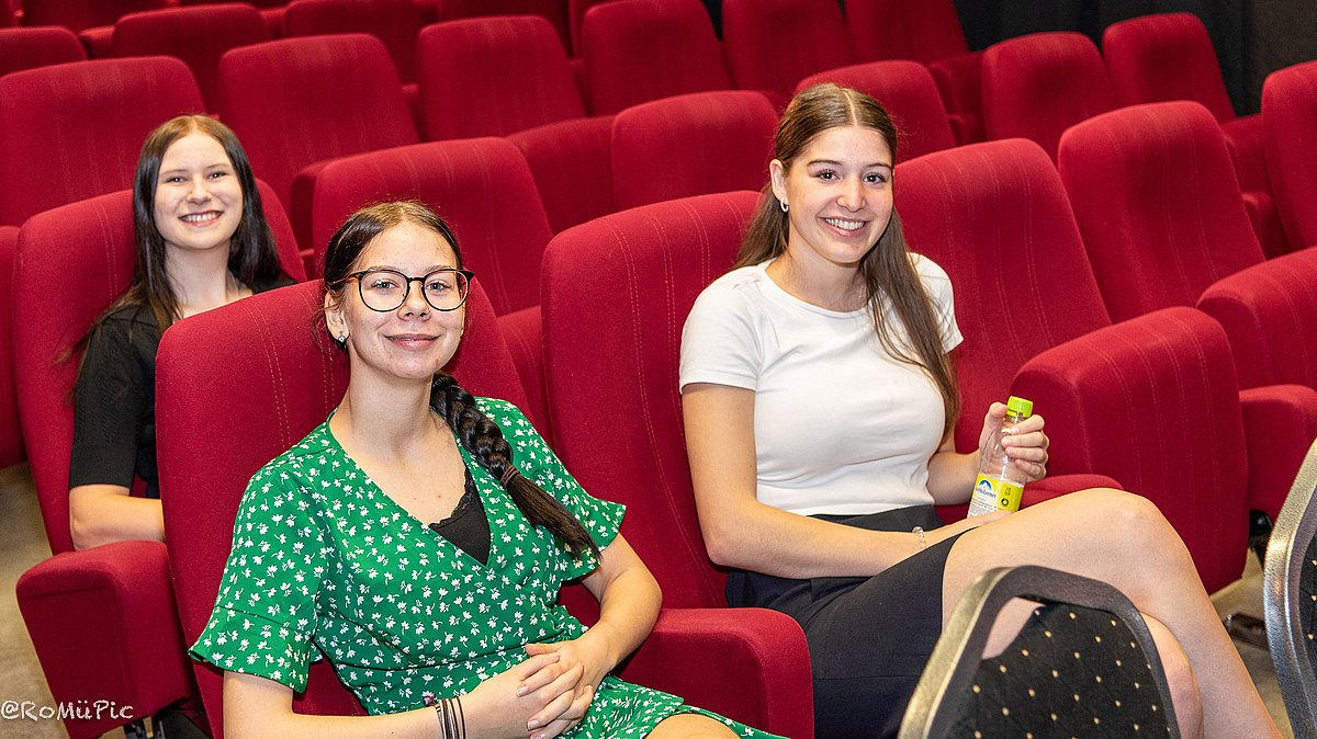 Schülerinnen bei der Theaterprobe