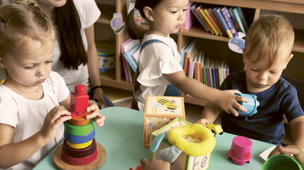 Dargestellt sind Kinder im Kindergartenalter in einer Kita.