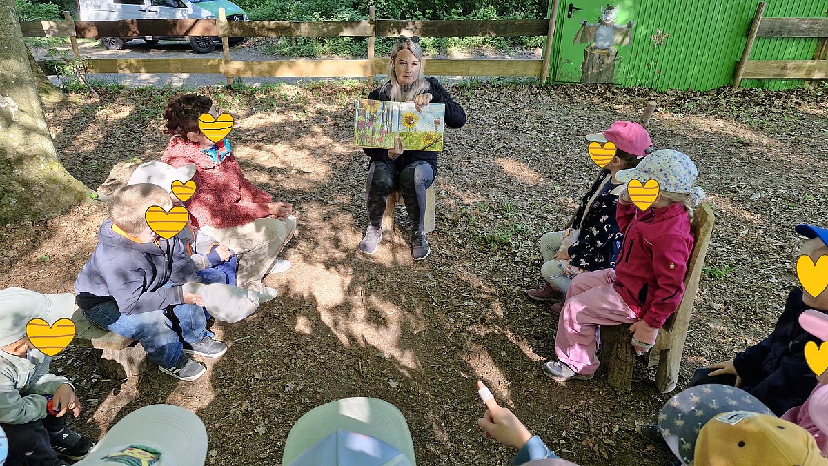 Bilderbuch-Betrachtung mit Biene Hermine