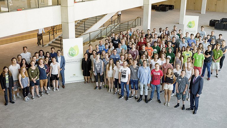 Teilnehmerinnen und Teilnehmer der Abschlussveranstaltung FÖJ im Landtag Baden-Württemberg stehen im Foyer für ein Gruppenbild..