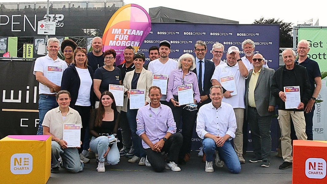 Die Mitglieder der N!-Charta Sport Tennisvereine, die im Rahmen der BOSS OPEN geehrt wurden.