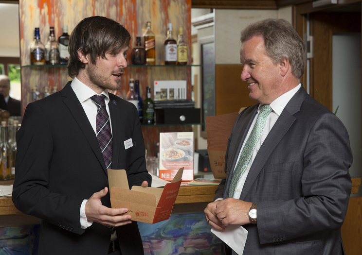 Umweltminister Untersteller im Gespräch mit Gastronom Arnold Nölly vom Hotel Gasthof Hasen Herrenberg