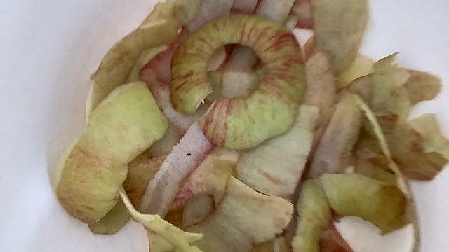 Vermeintlicher Apfelschalenabfall.