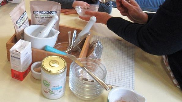 Schokocreme aus Kakaobohnen herstellen.