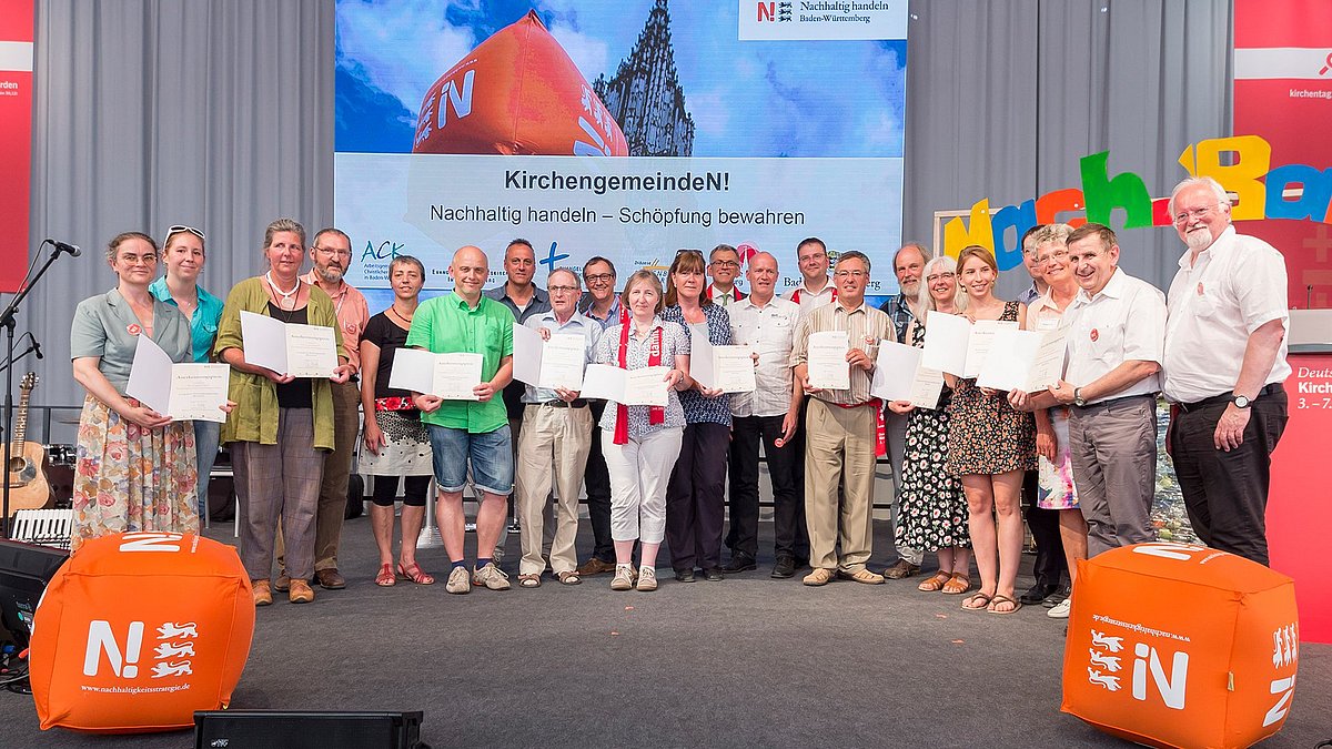 Gruppenbild mit Preisträgern des Wettbewerbs „KirchengemeindeN! – nachhaltig handeln, Schöpfung bewahren“.