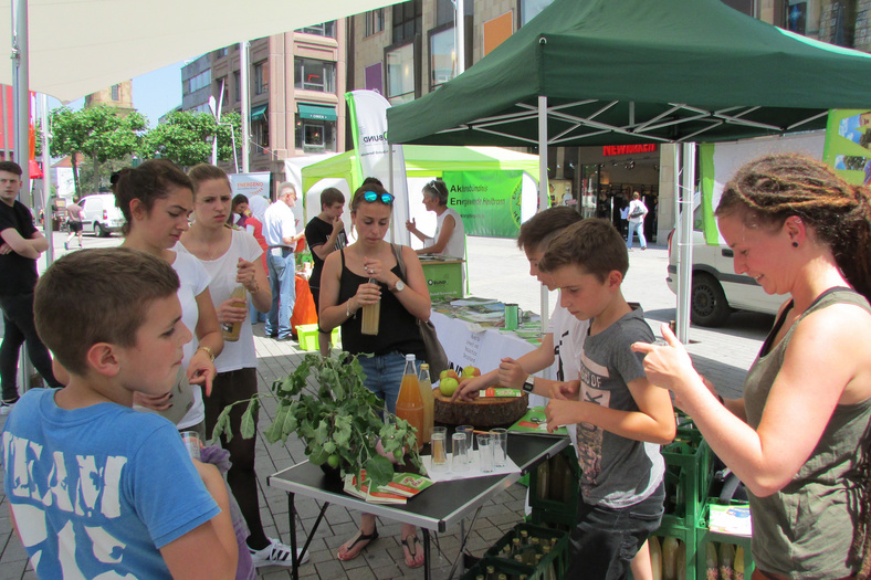 an einem Stand der Klasse 5d der Helene-Lange-Realschule wird gemeinsam Saft verkostet