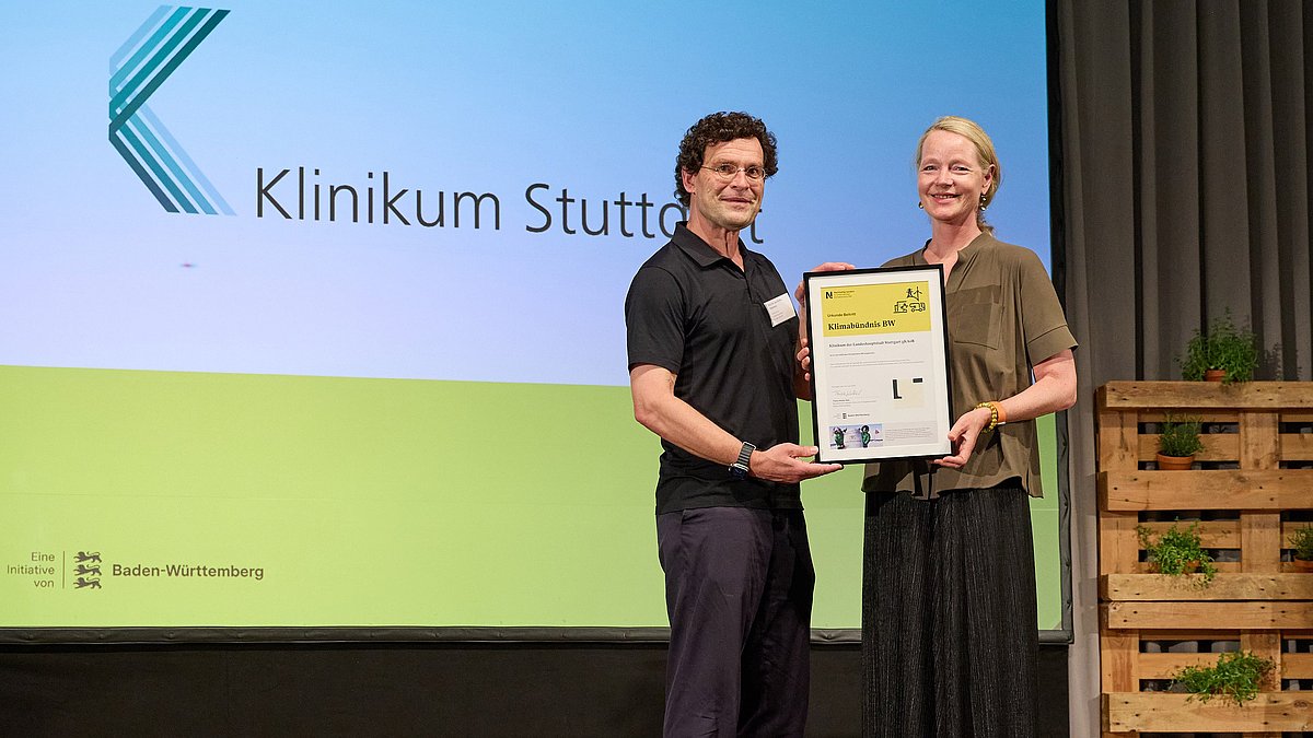 Urkundenübergabe von Umweltministerin Thekla Walker MdL an einen Vertreter des Klinikums Stuttgart
