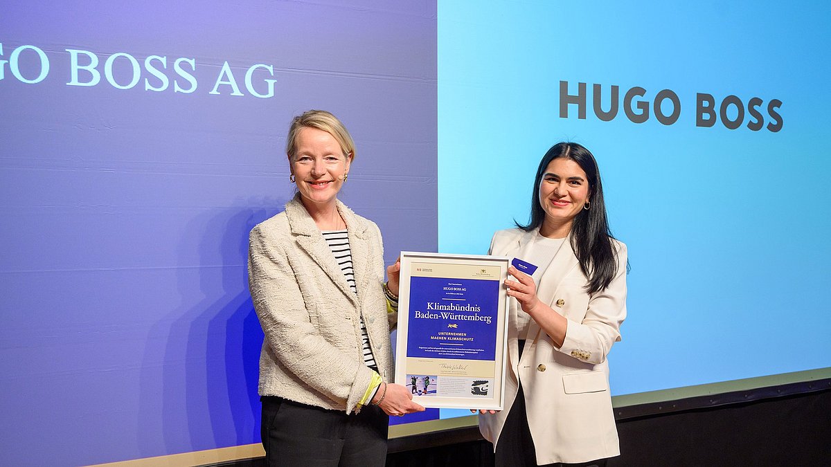 Frau Ministerin Thekla Walker überreicht die Urkunde für das Klimabündnis Baden-Württemberg an die Hugo Boss AG.