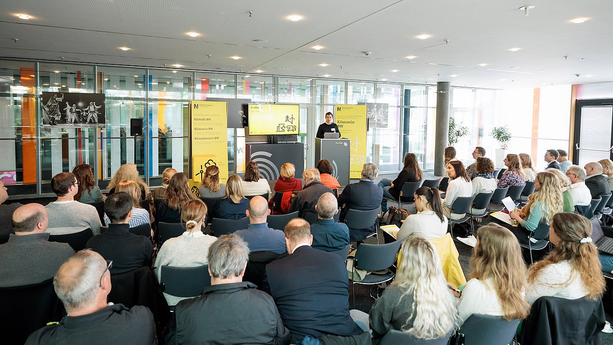 Dr. Moritz Meissner begrüßt das Publikum des Klimawin-Forums.