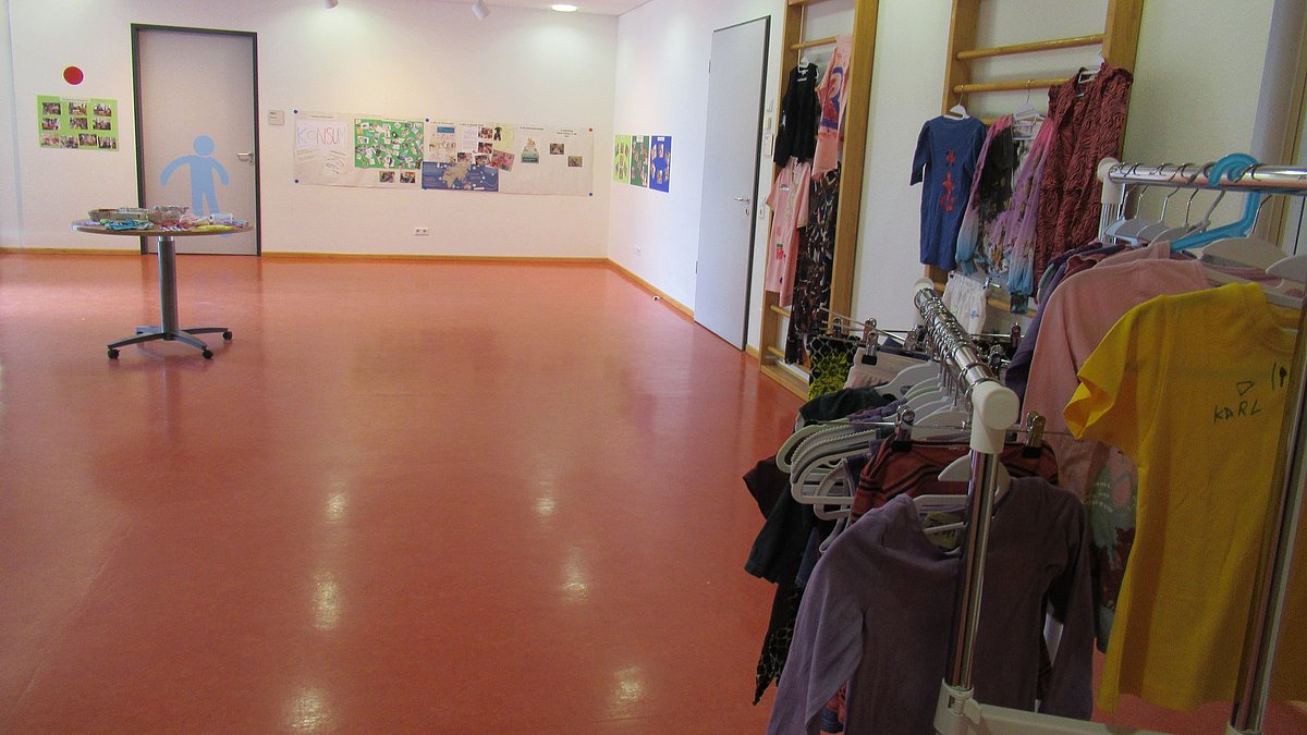 Ausstellung der Kreationen der Kinder für die Eltern.