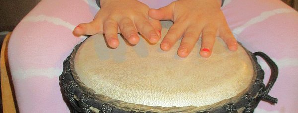 Trommeln für das Aufführen unseres Schöpfungsmusicals.