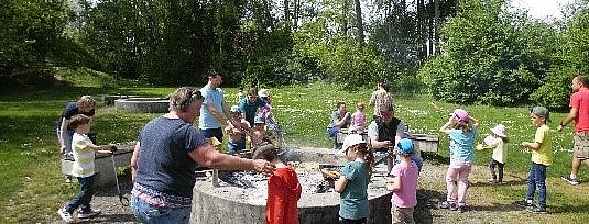 Grillen mit den Eltern und Projektabschluss.