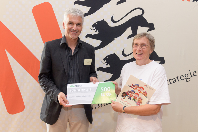 Jürgen Meissner von Ökomedia verleiht einen Sonderpreis an die Kita Haus Löwenzahn aus Baden-Baden