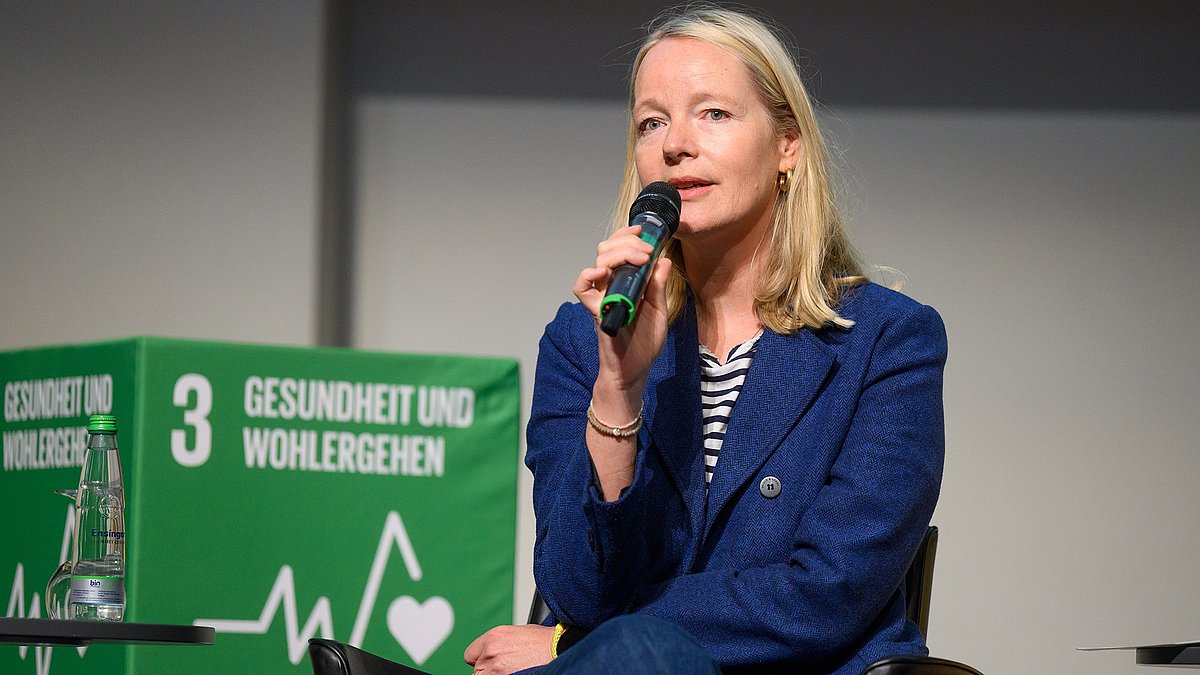Die Umweltministerin Thekla Walker sitzt auf der Bühne und beantwortet Fragen bei der Podiumsdiskussion.