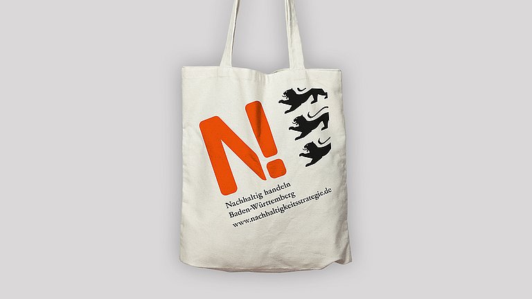 Dargestellt wir die Stofftasche der Nachhaltigkeitsstrategie Baden-Württemberg mit dem großen N-Logo und den 3 Baden-Württemberg-Löwen.