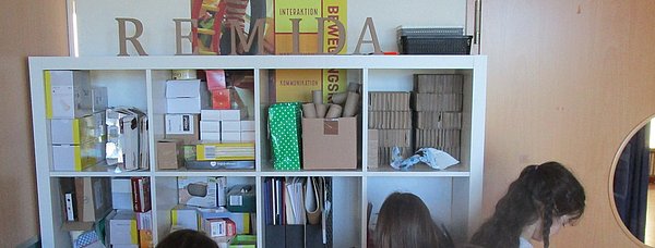 Kinder wählen Materialien aus der Remida aus.
