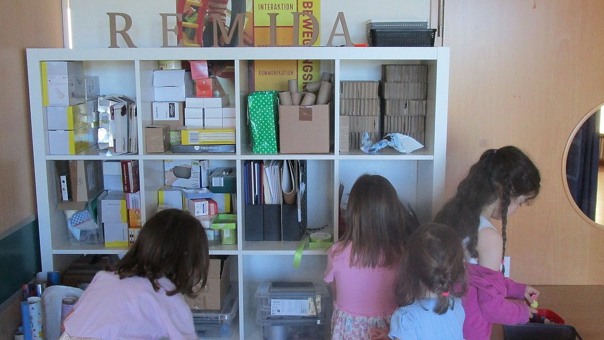 Kinder wählen Materialien aus der Remida aus.