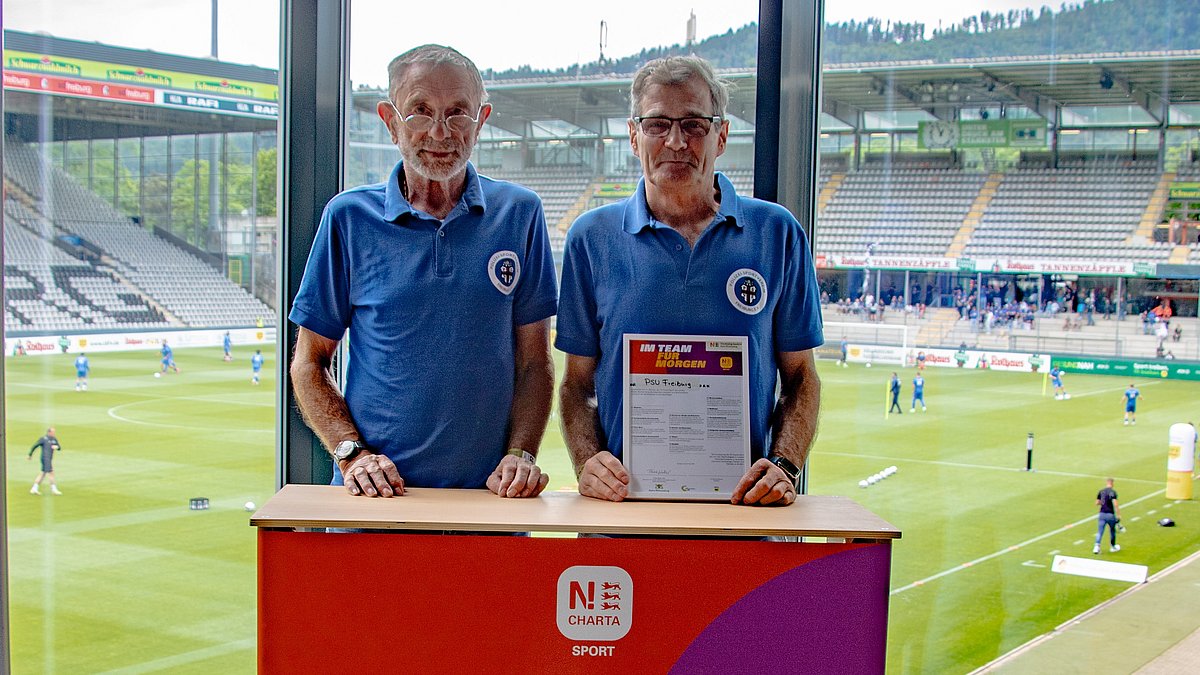 Die Vertreter des PSU Freiburg e.V. mit der N!-Charta Sport Urkunde.