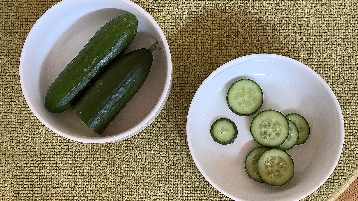 Es gibt sehr viele unterschiedliche Gemüsesorten. Die Kinder sortieren die jeweiligen Pärchen zusammen und sehen dabei den Unterschied beim Querschnitt. Im Anschluss daran probieren wir eine Gurke.
