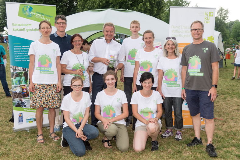 Herr Minister Franz Untersteller posiert für ein Gruppenfoto mit der Initiative kikuna e.V.