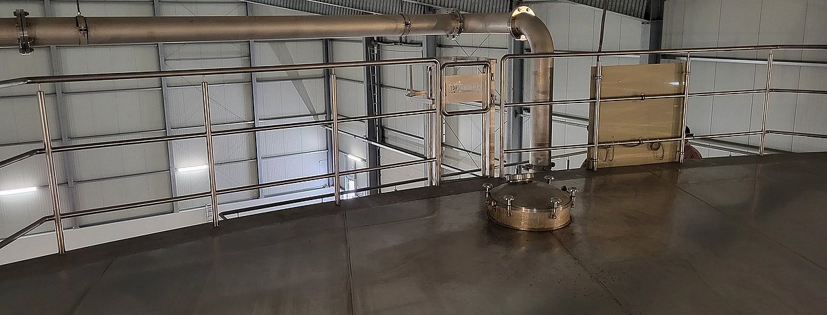 Draufsicht au ein Membranflachdach mit Blick auf das Dachgeländer.