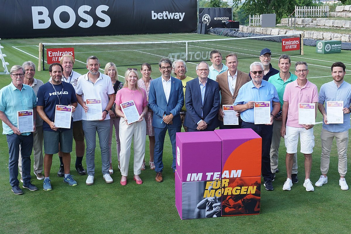 Gruppenbild der Mitglieder der N!-Charta Sport mit ihrer Beitrittsurkunde