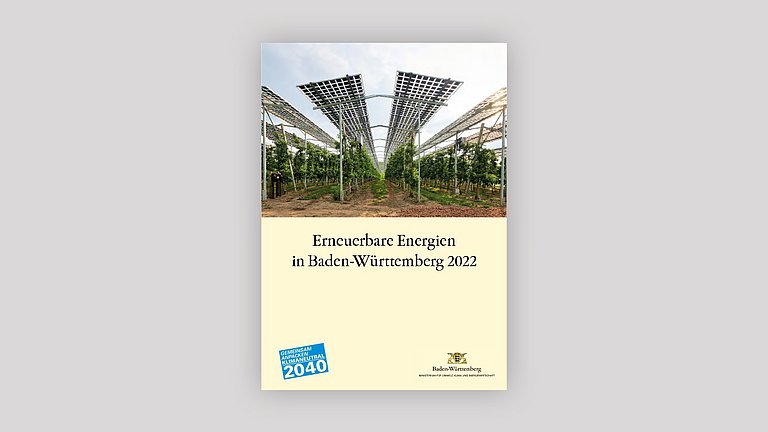 Titelseite der Broschüre Erneuerbare Energien in Baden-Württemberg 2022 mit einer Photovoltaik-Anlage über einer Obstbaumplantage.