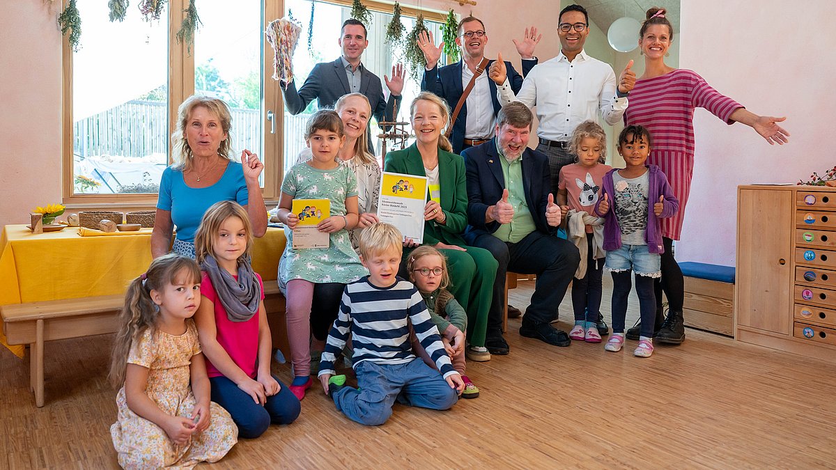 Gruppenbild mit Umweltministerin Thekla Walker und verschiedenen Personen des Waldorfkindergartens Vaihingen Enz bei der Preisübergabe des Wettbewerbs Kleine Helden im Rahmen der KLIMA.LÄND.TAGE 2025.