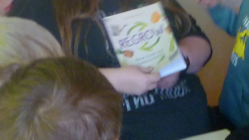 Unser neues Buch kommt zum Einsatz. Es wurde extra fürs Projekt angeschafft.