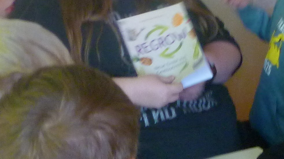 Unser neues Buch kommt zum Einsatz. Es wurde extra fürs Projekt angeschafft.