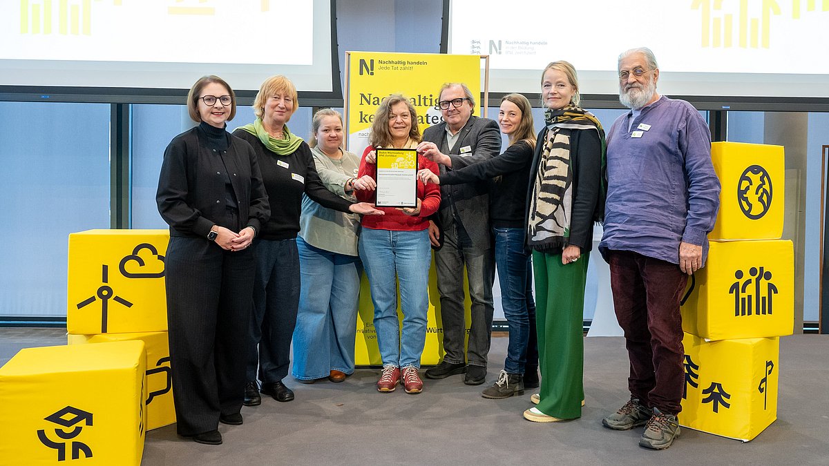 Vertretende der Internationalen Streuobst-Pädagogik Akademie gGmbH mit Umweltministerin Thekla Walker und Kultusstaatssekretärin Sandra Boser bei der Übergabe der BNE-Zertifizierung.