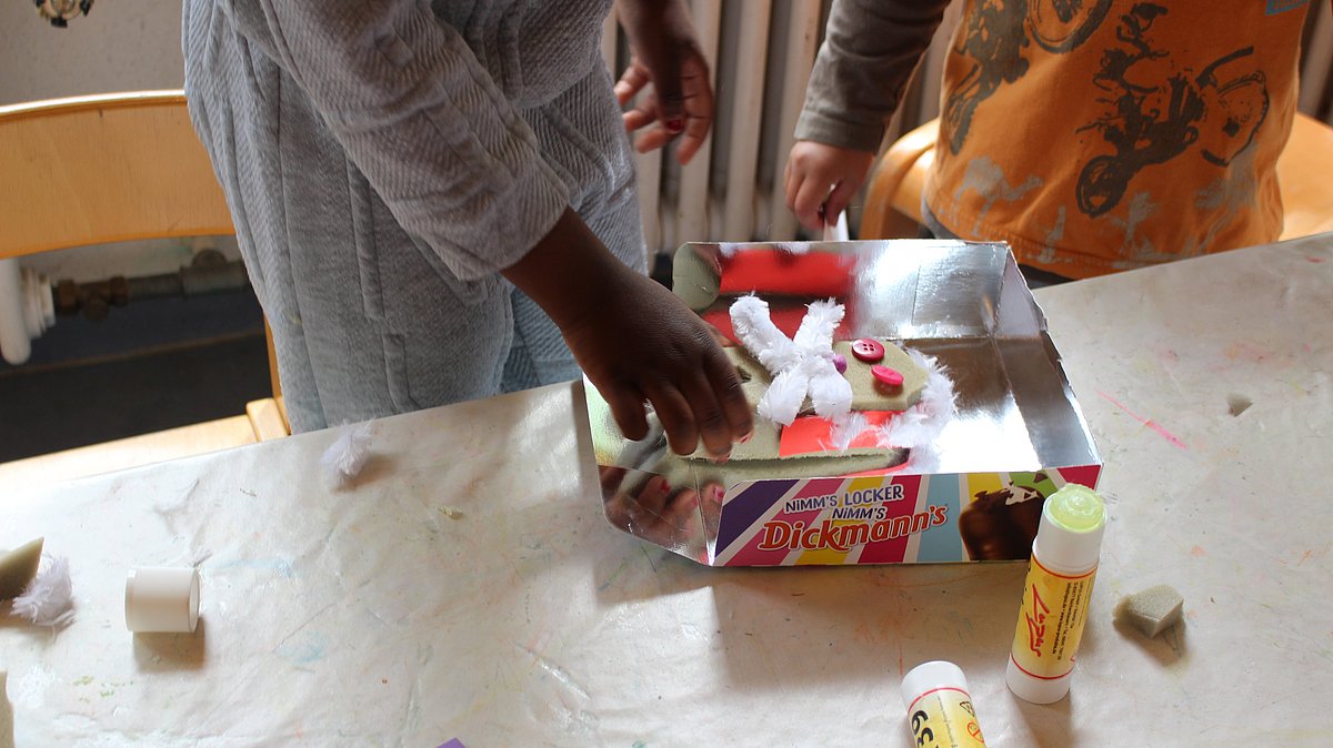 Kinder beim Erstellen eines Kunstwerks.