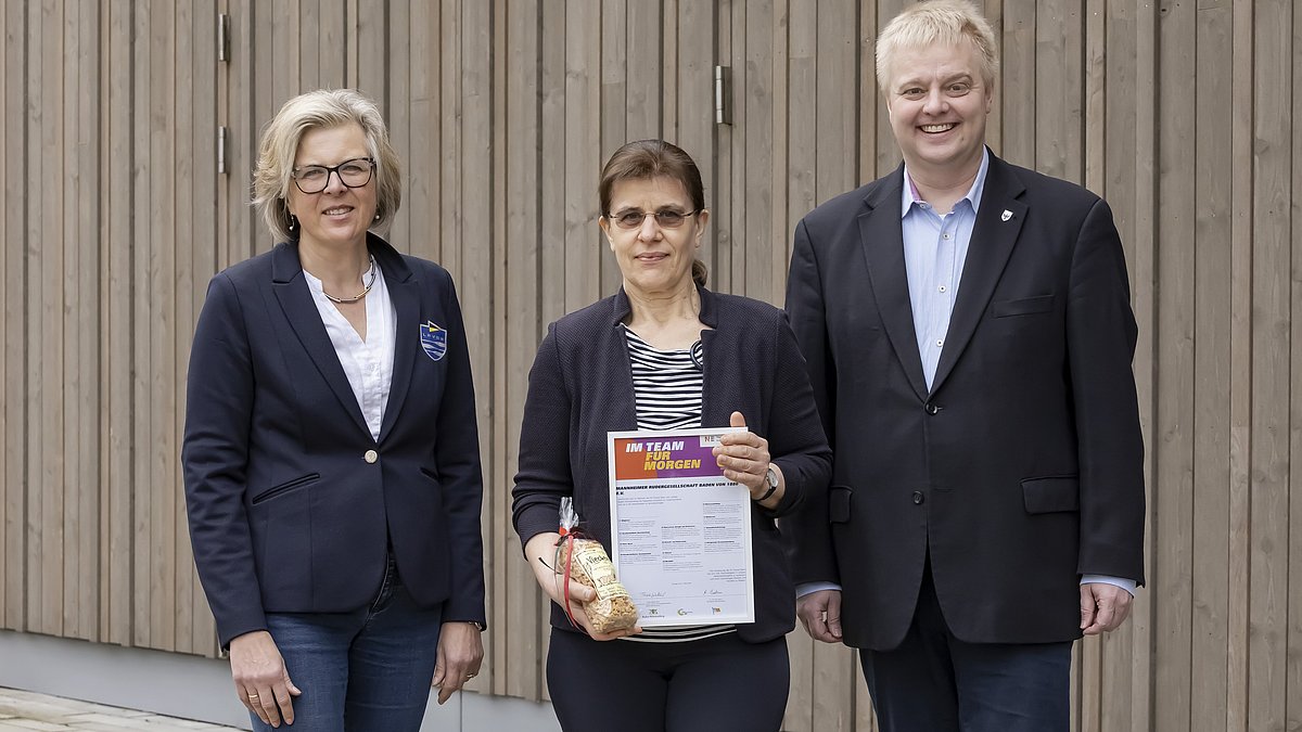 Urkundenübergabe an die Mannheimer Rudergesellschaft Baden von 1880 e.V. orsitzende des Landesruderverbands Baden-Württemberg und Vorsitzender des Deutschen Ruderverbands übergeben die Urkunde an die Mannheimer Rudergesellschaft Baden von 1880 e.V.