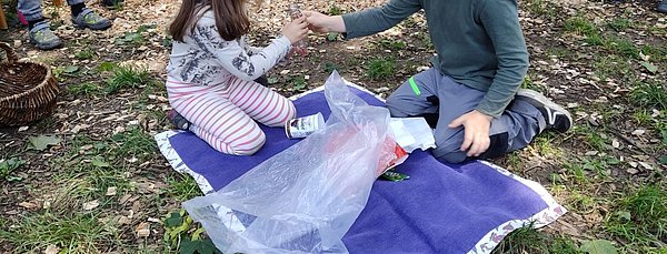 Theaterspiel - Die Menschen machen Picknick und vergessen den Müll.