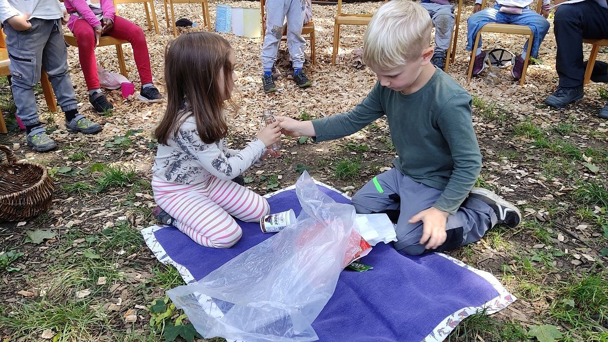 Theaterspiel - Die Menschen machen Picknick und vergessen den Müll.