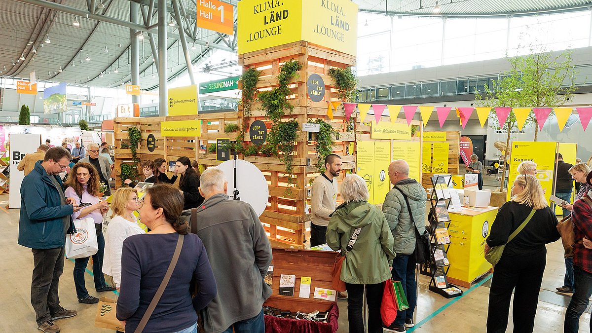 Ein Blick auf den Stand der Nachhaltigkeitsstrategie bei der Messe Fair Handeln mit vielen Besuchern.