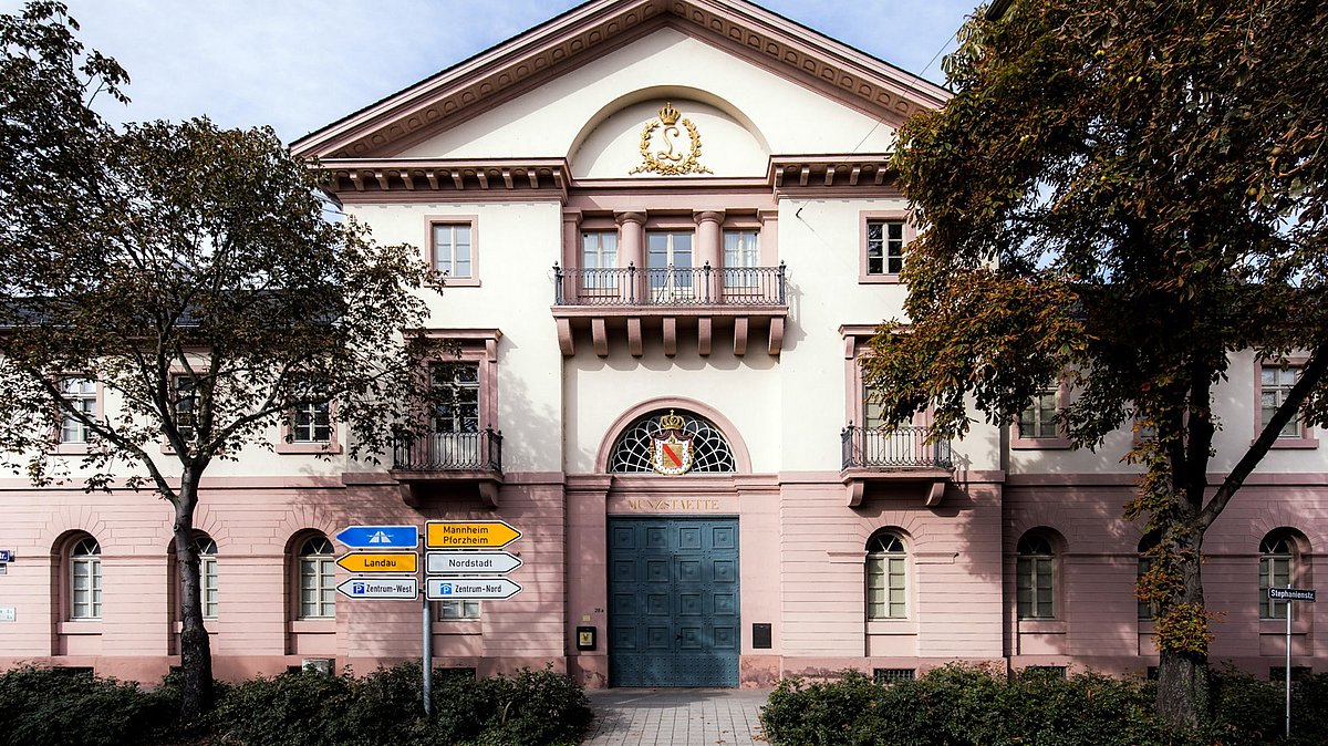 Außenansicht der Gebäudes der Staatliche Münzen Baden-Württemberg in Karlsruhe. 