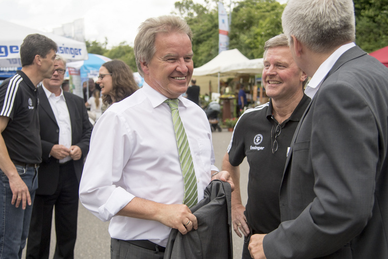 Minister Franz Untersteller im Gespräch mit Mitarbeitern der Firma Ensinger Mineral-Heilquellen