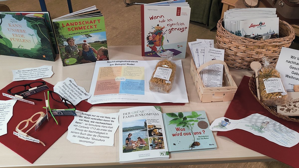 Infotisch für die Eltern zum Thema BNE.