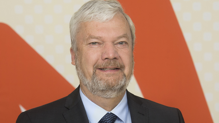 Rudolf Wuhrer Rudolf Wuhrer steht vor dem N! Logo der Nachhaltigkeitsstrategie.