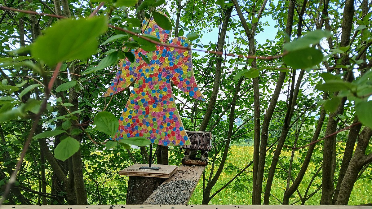 Die Vogelfutterstation, die gemeinsam mit den Kindern gebaut wurde und die auch durch Kinder gesäubert und mit Vogelfutter aufgefüllt wird.