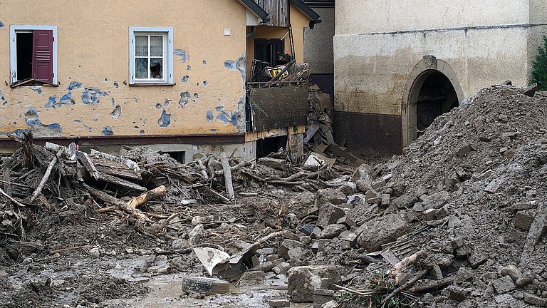 Ein Erdrutsch verschüttet nach einem Sturzregen eine Straße und Häuser in Braunsbach.