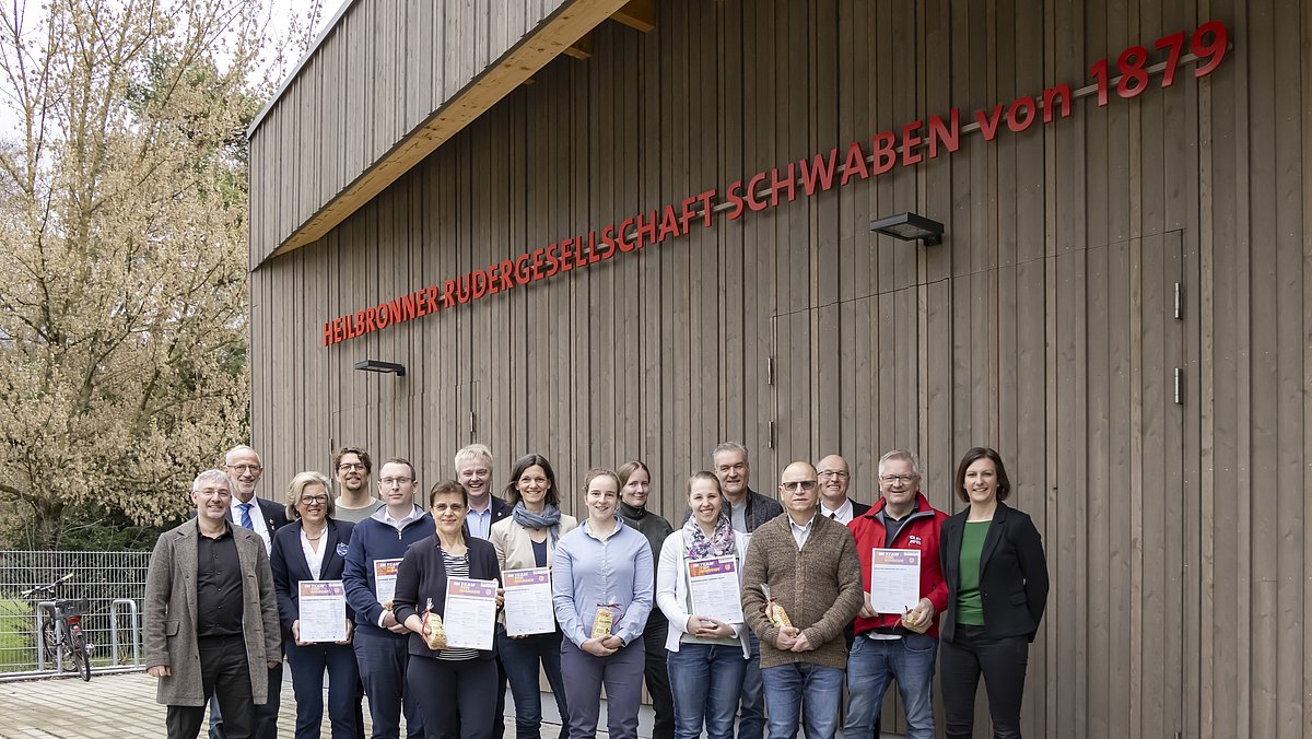 Gruppenfoto des Ruder-Konvois mit Urkunden