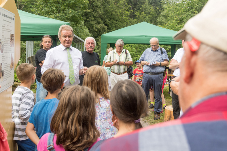 Herr Minister Franz Untersteller redet vor Kindern und Erwachsenen am Tag der Bienen