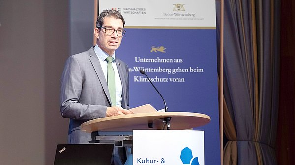 Dr. Andre Baumann, Staatssekretär im Ministerium für Umwelt, Klima und Energiewirtschaft Baden-Württemberg am Rednerpult in der Liederhalle Stuttgart