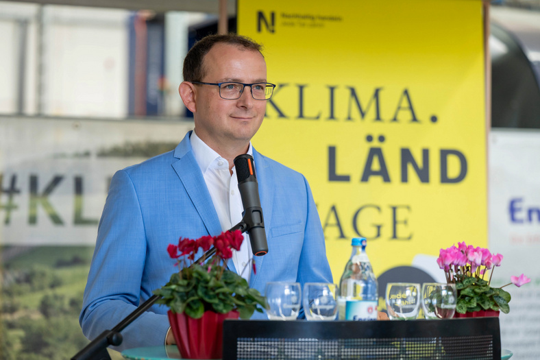 Redner vor dem Pult bei der Eröffnung der KLIMA.LÄND.TAGE 2025 in Vaihingen Enz.